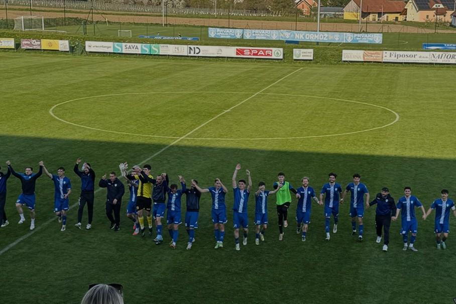Oktet golov v sončni Mestni Grabi